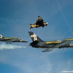 Jetman vuela con el Breitling Jet Team