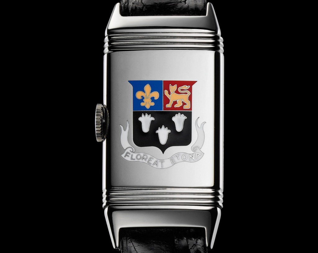 La cara trasera del Reverso ha sido objeto de personalización del reloj desde el año de su aparición en 1931. La imagen corresponde a un modelo femenino de 1933 con el escudo de armas del Eton College