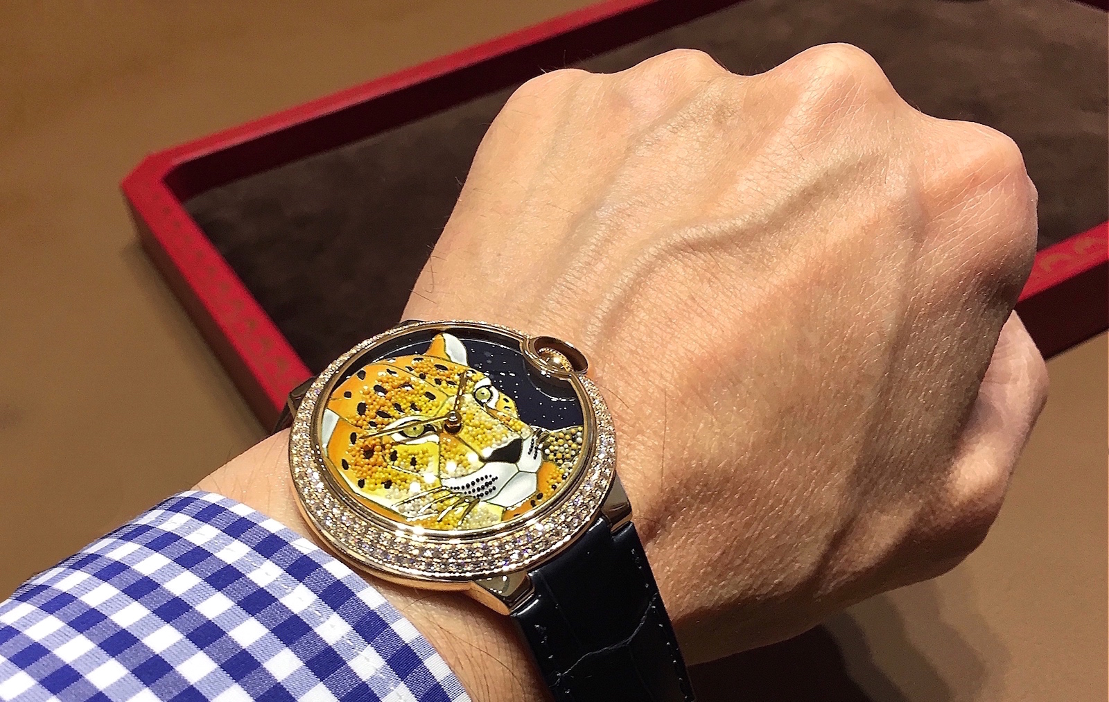 Cartier en el SIHH 2016 - Ballon Bleu Granulado de esmalte, motivo pantera