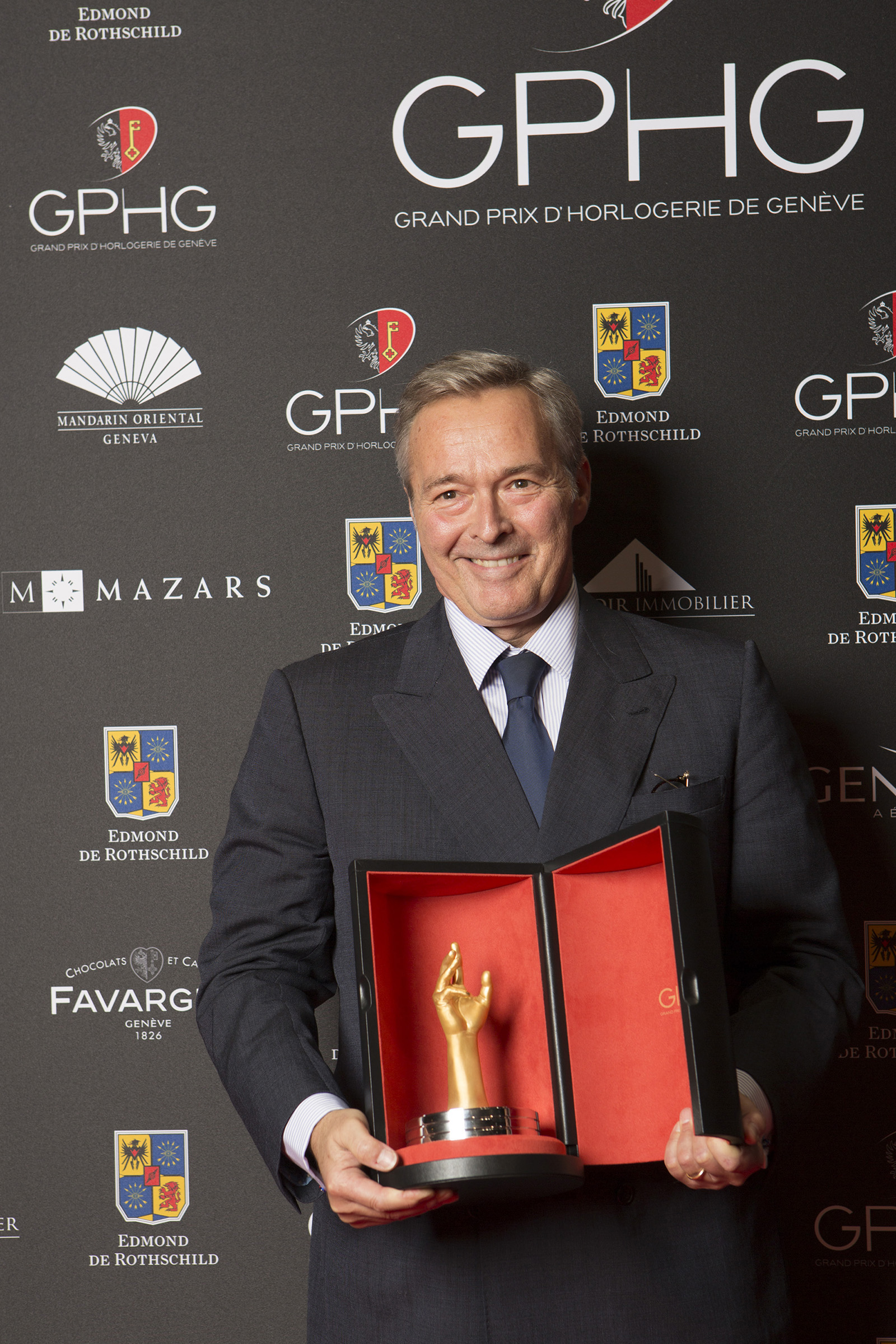 Karl- Friedrich Scheufele, presidente de Ferdinand Berthoud, con la Aiguille d'Or