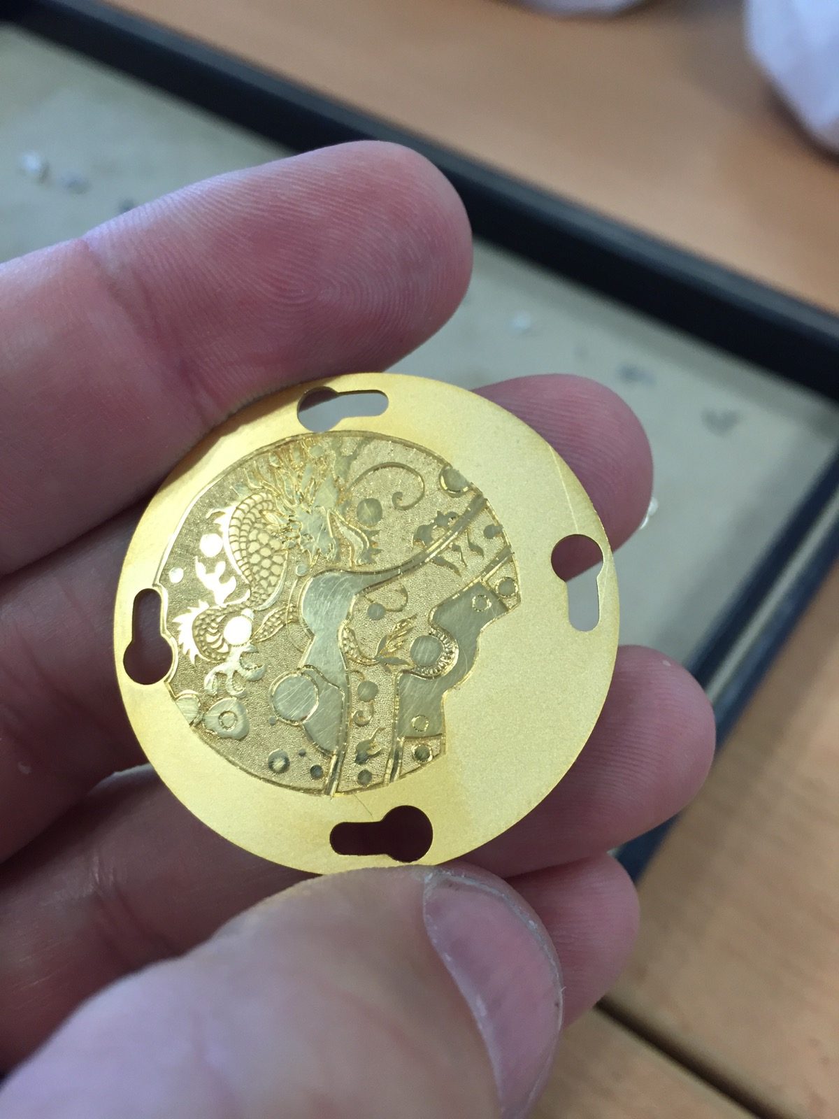 Chopard Manufacture - grabado fleurissane