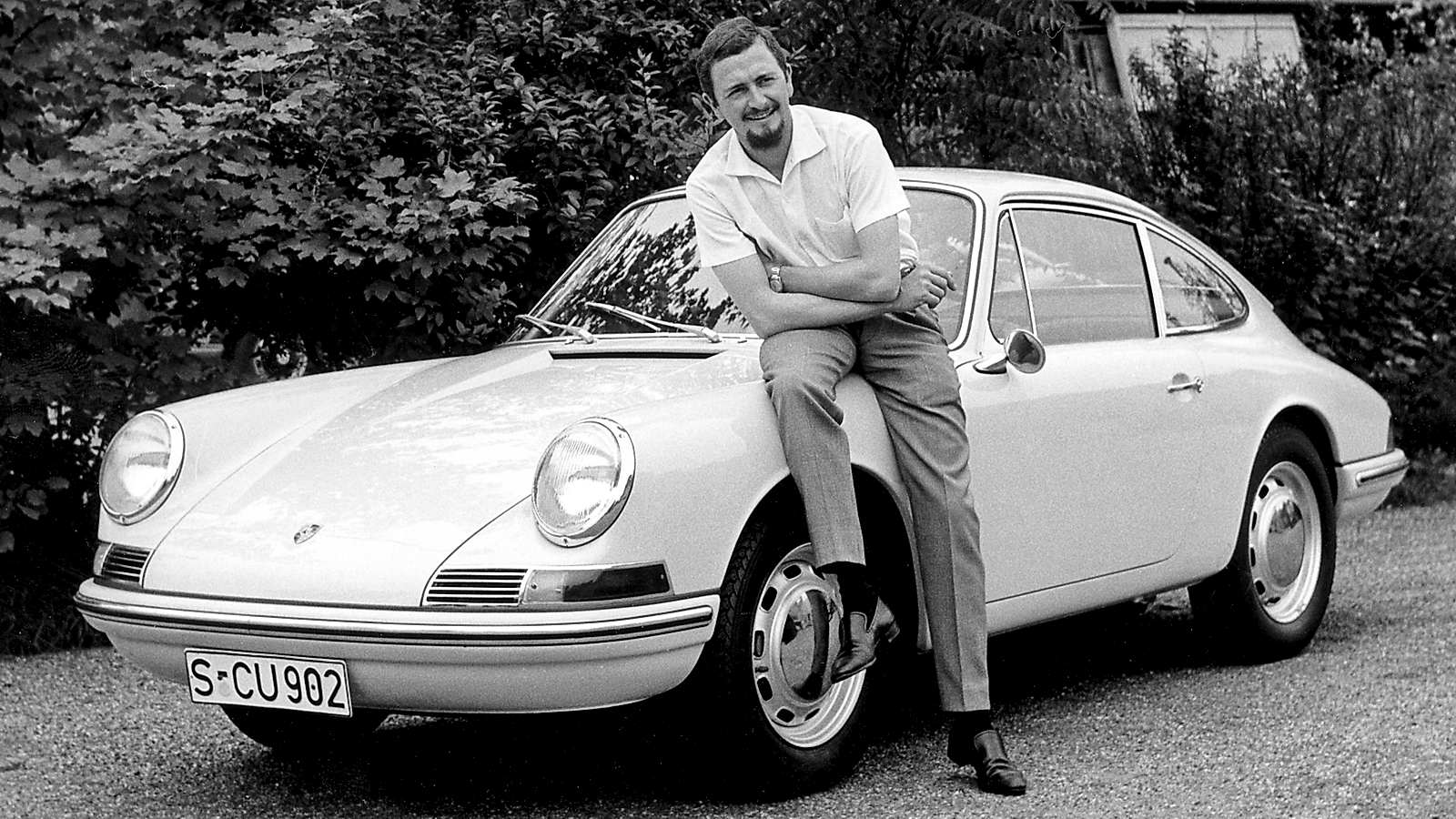 Ferdinand Alexander Porsche posando con su creación, el Porsche 911
