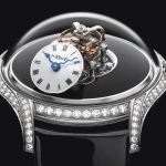 Legacy Machine FlyingT. MB&F presenta su primer reloj femenino.