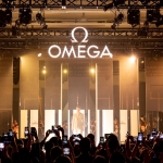 Eddie Redmayne inaugura la nueva exposición Planet Omega en Shanghái.
