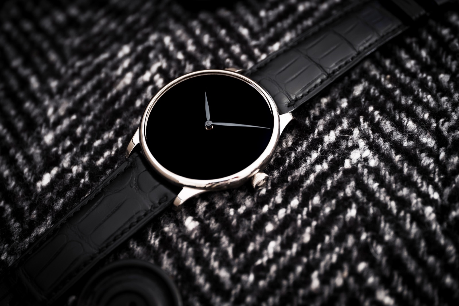 H. Moser Venturer Vantablack Black Hands