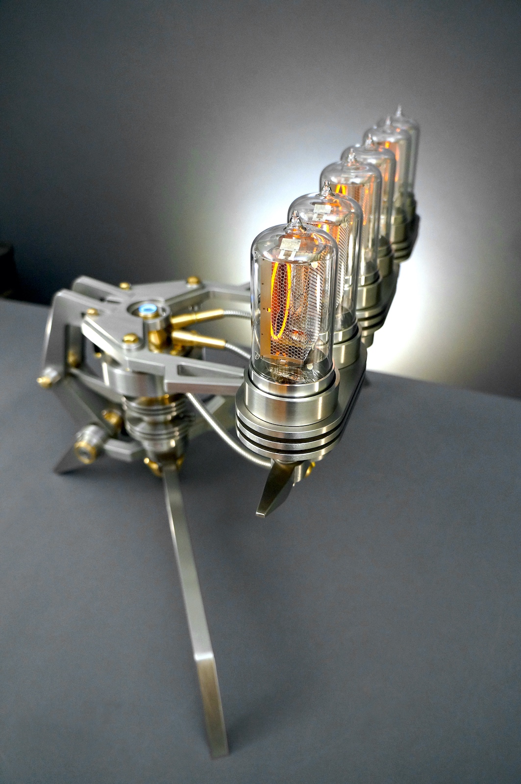 MB&F Nixie Machine III - detalle 01