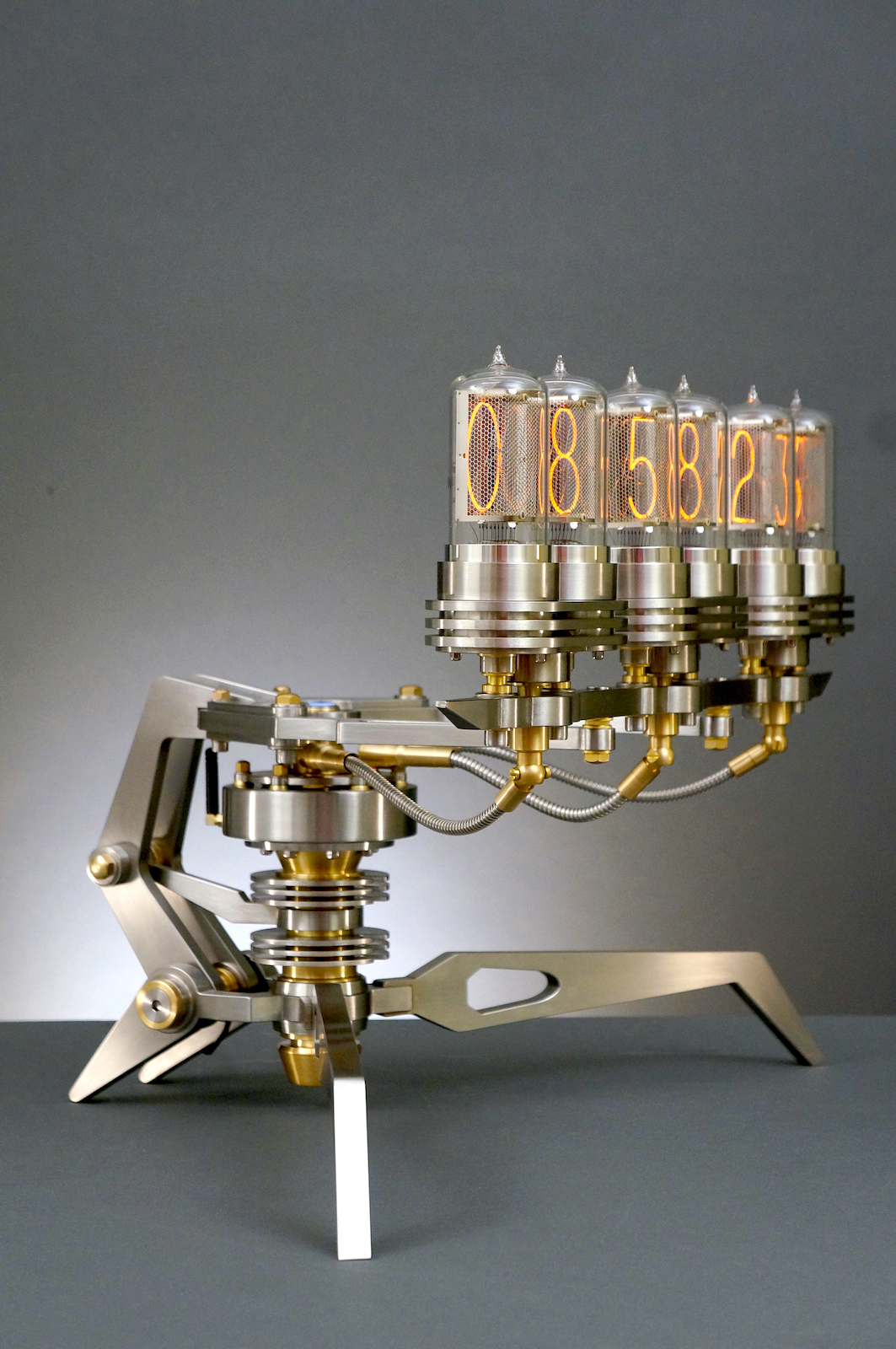 MB&F Nixie Machine III - detalle 03