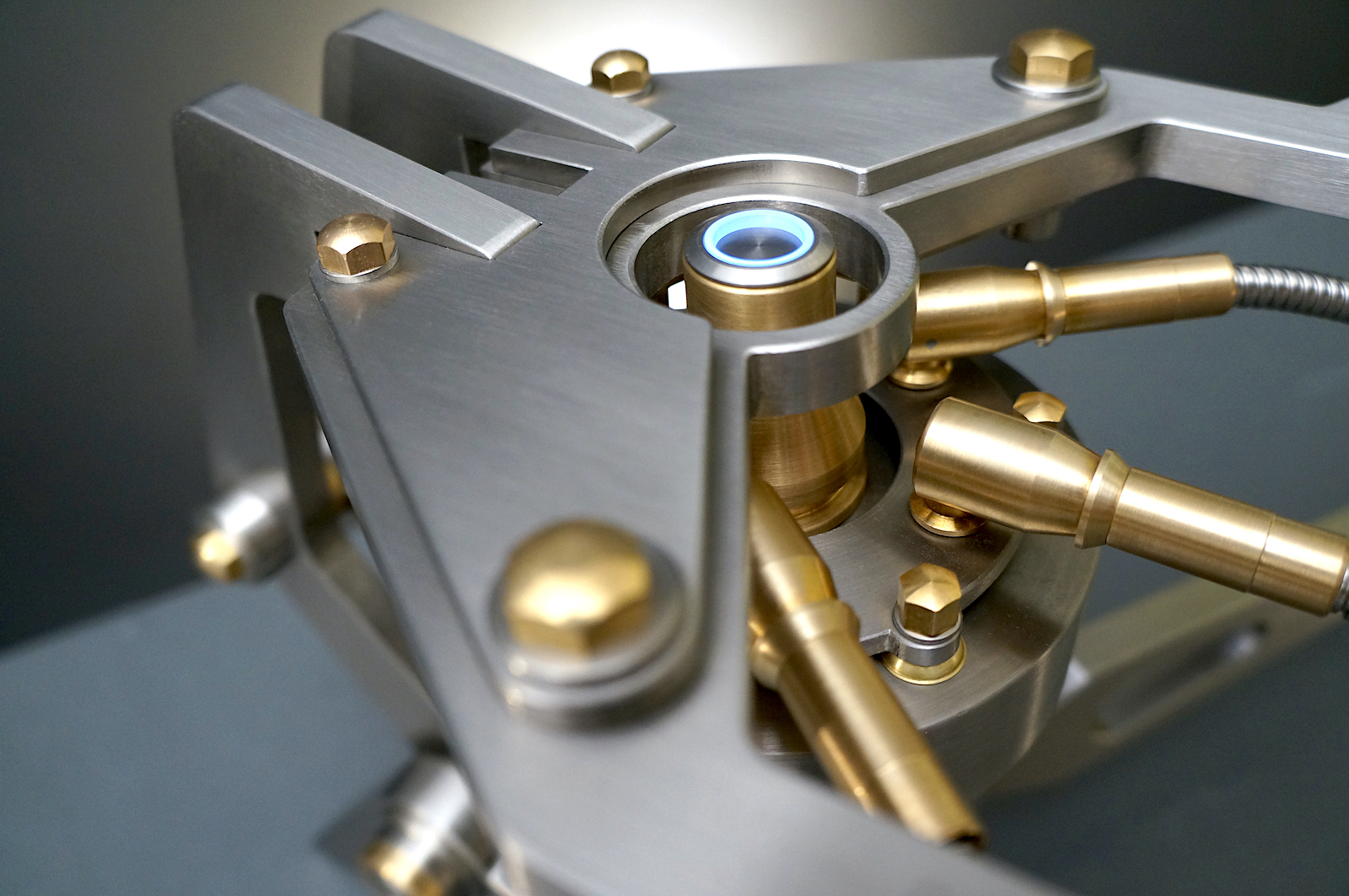 MB&F Nixie Machine III - interruptor