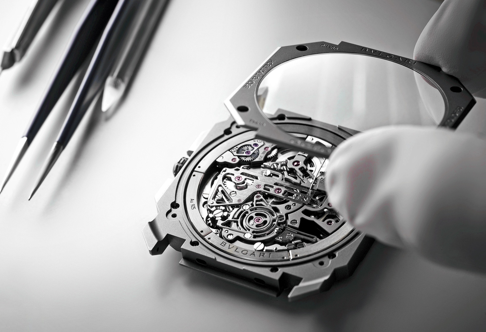 Bvlgari Octo Finissimo Tourbillon Chronograph Skeleton Automatic - caseback montaje
