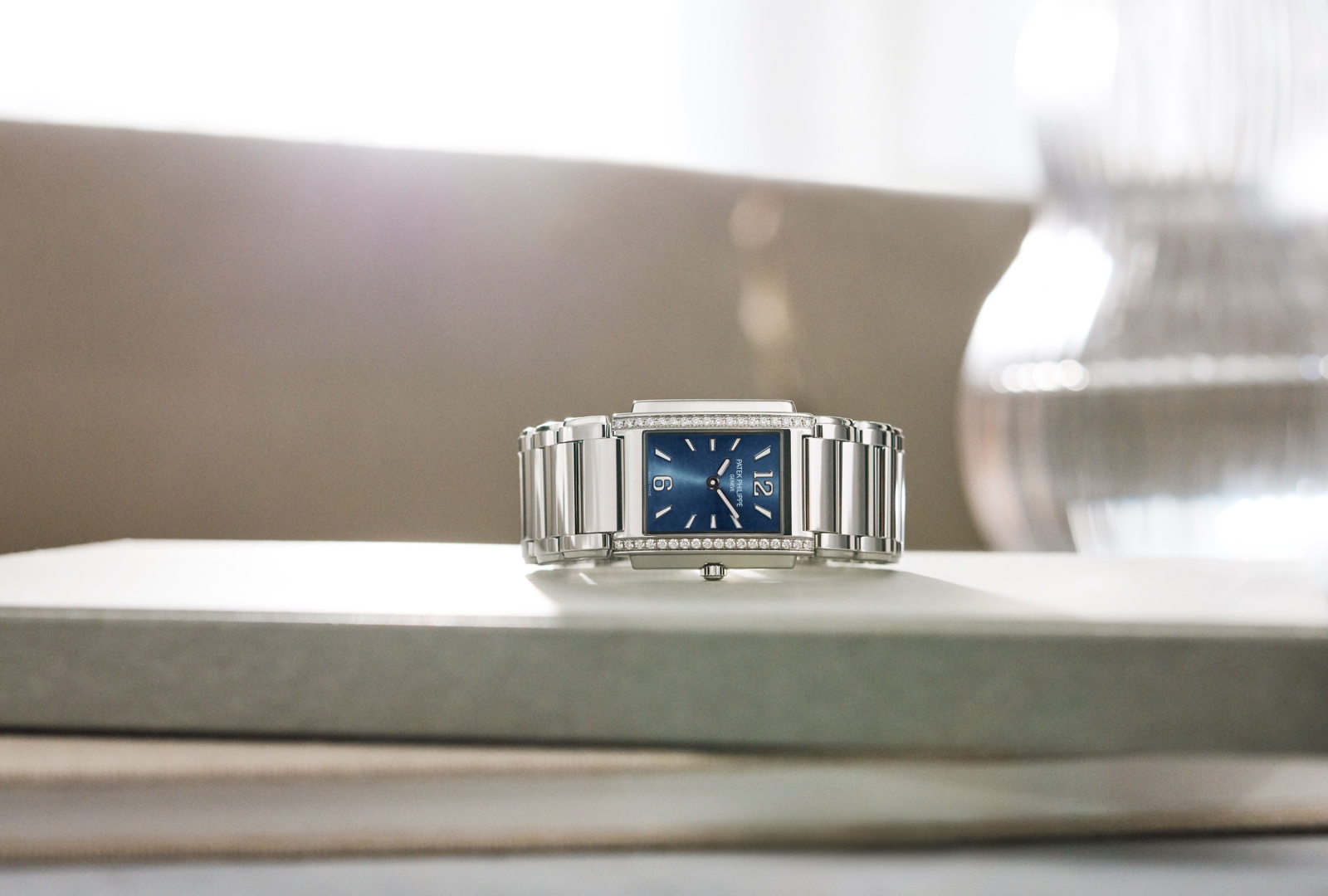 Patek Philippe Twenty~4 2020 - 4910:1200A-01 lifestile 05