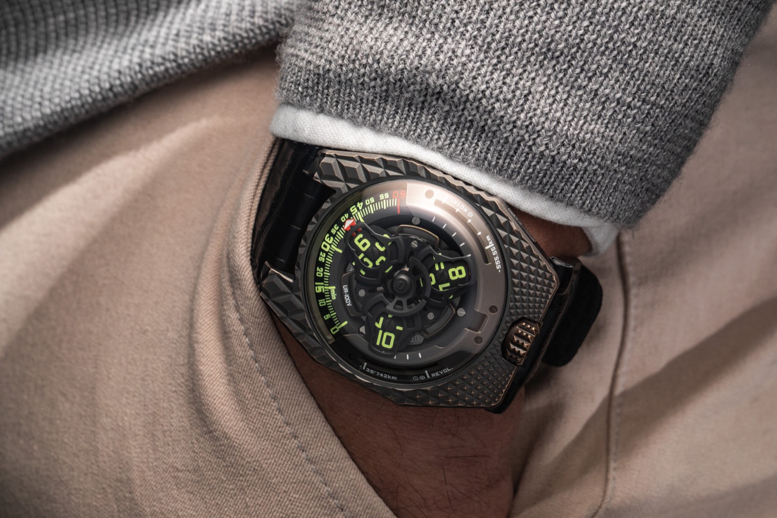 URWERK UR-100V T-Rex