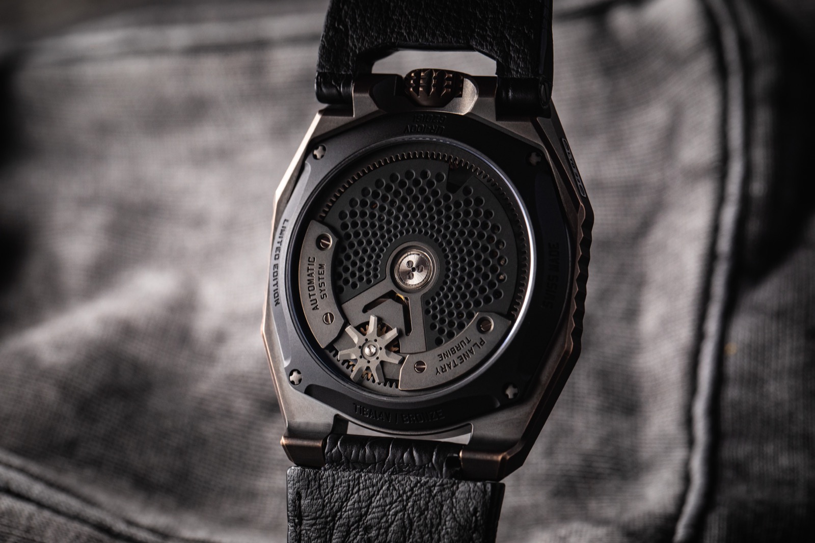URWERK UR-100V T-Rex