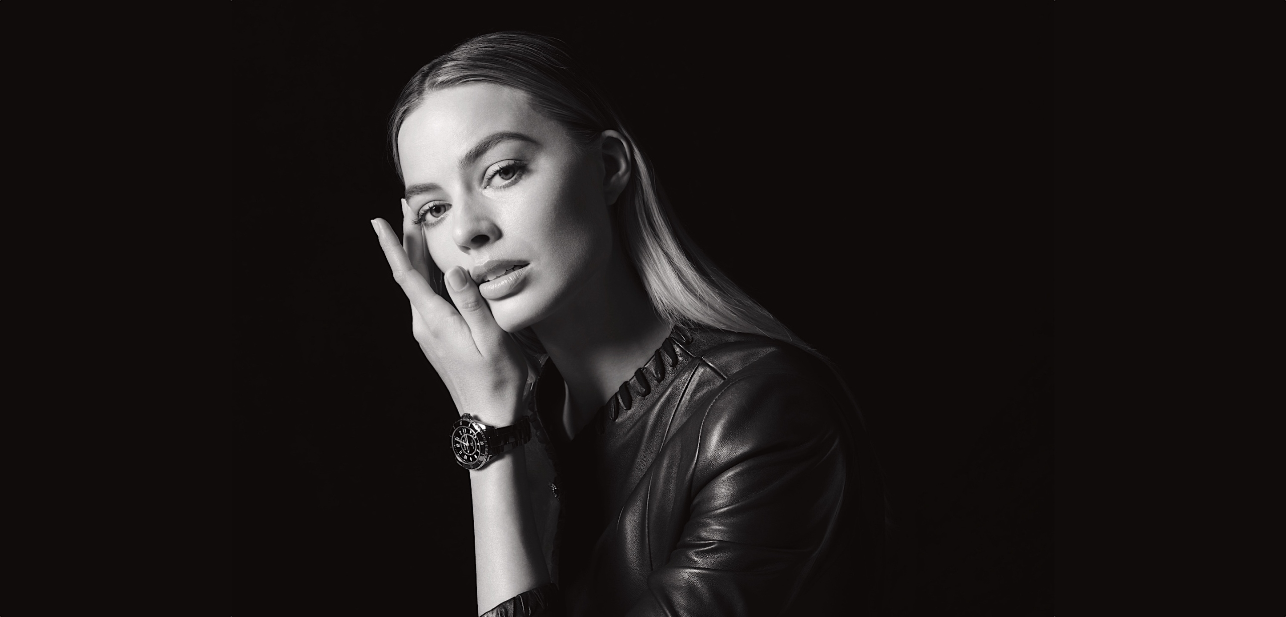 Margot Robbie, nueva musa del Chanel J12 - cover