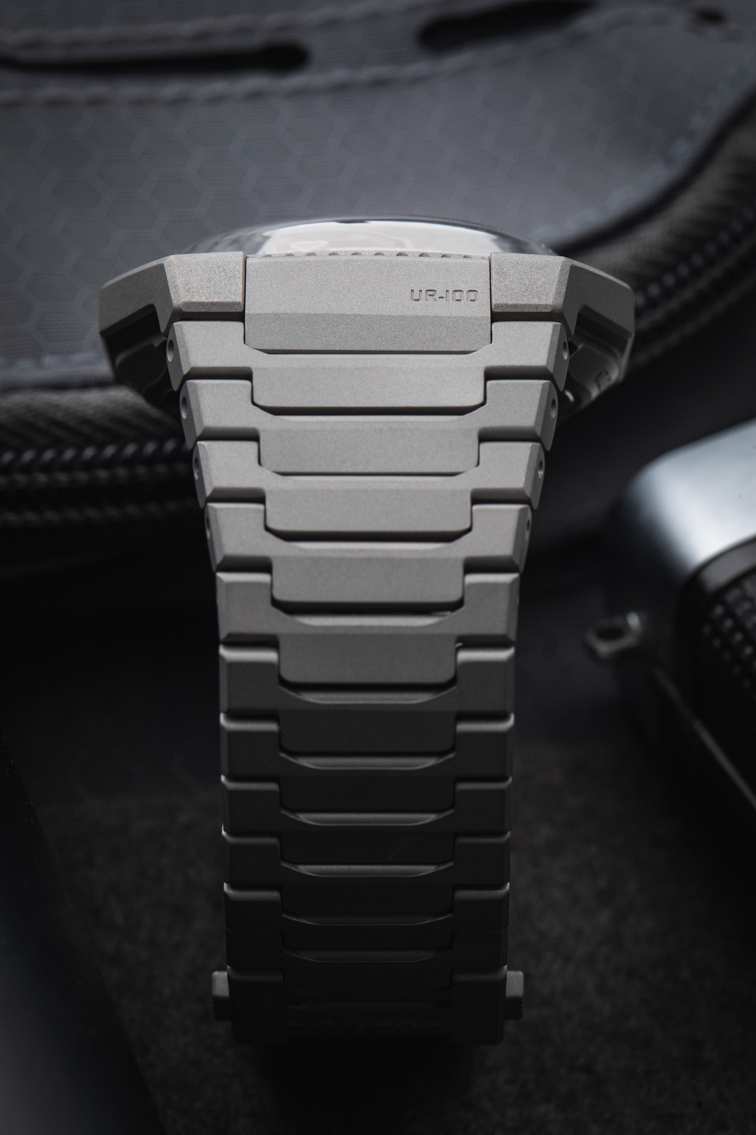 Urwerk UR-100V Full Titanium Jacket