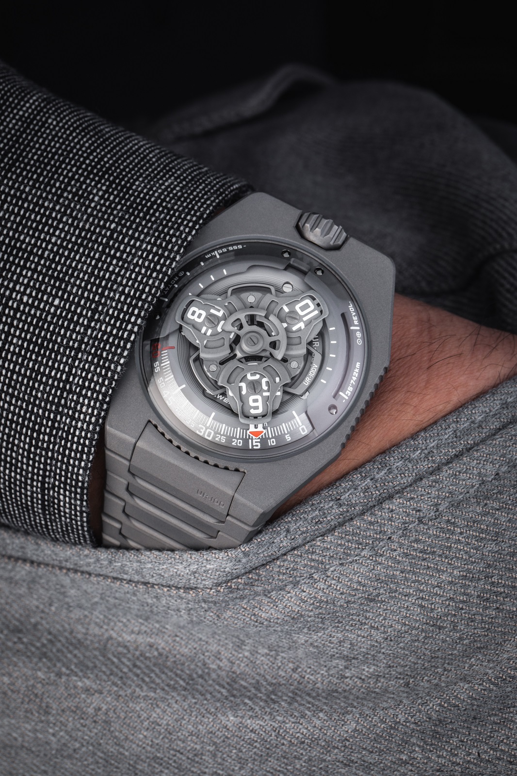 Urwerk UR-100V Full Titanium Jacket
