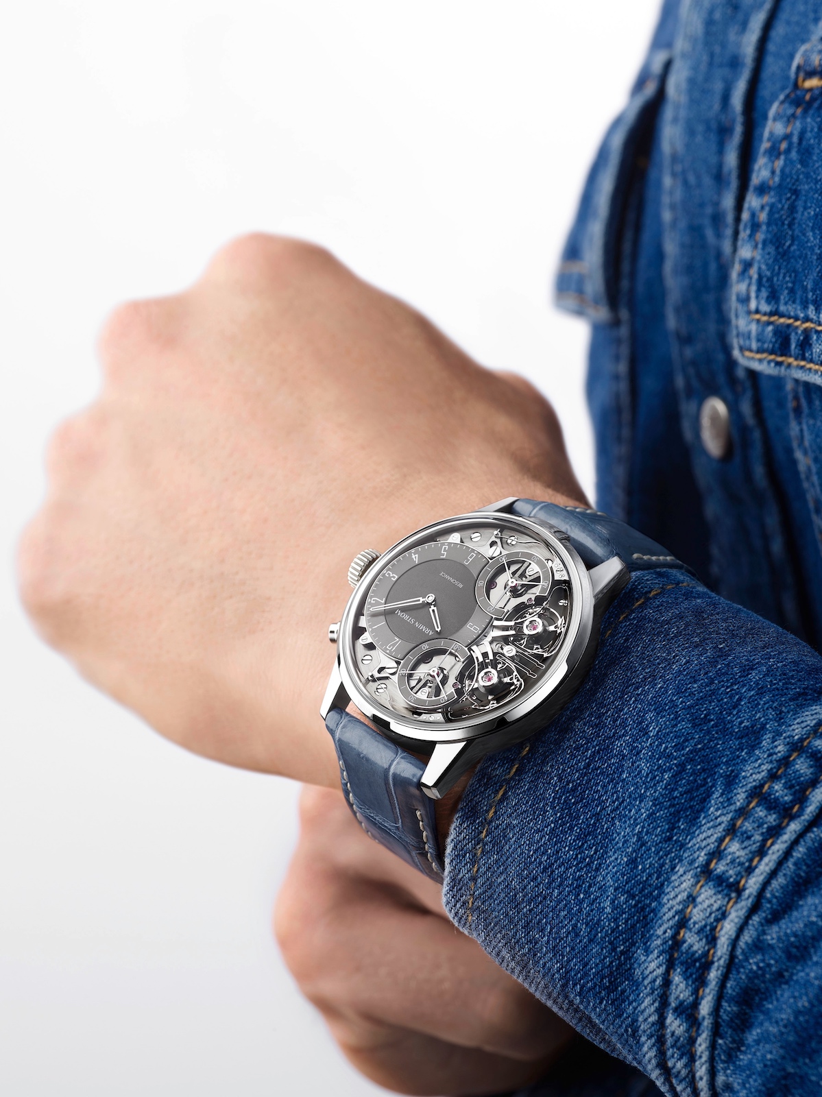 Armin Strom Mirrored Force Resonance - lifestyle 1