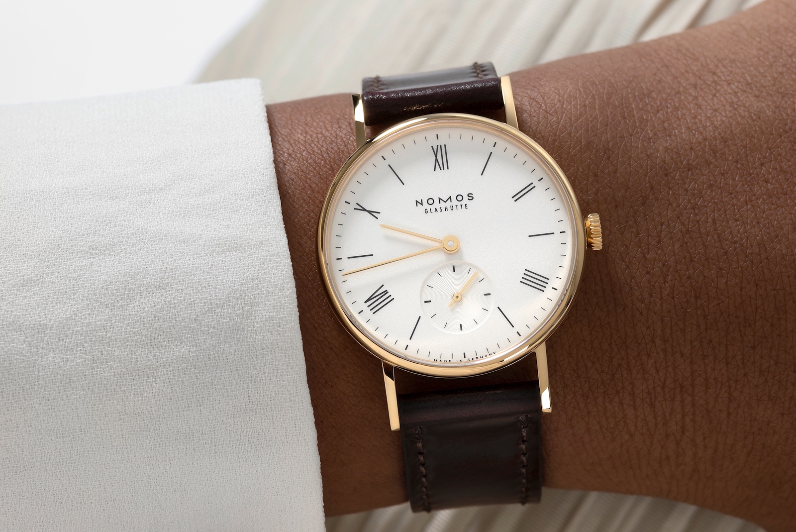 Nomos Ludwig 33 Gold - lifestyle