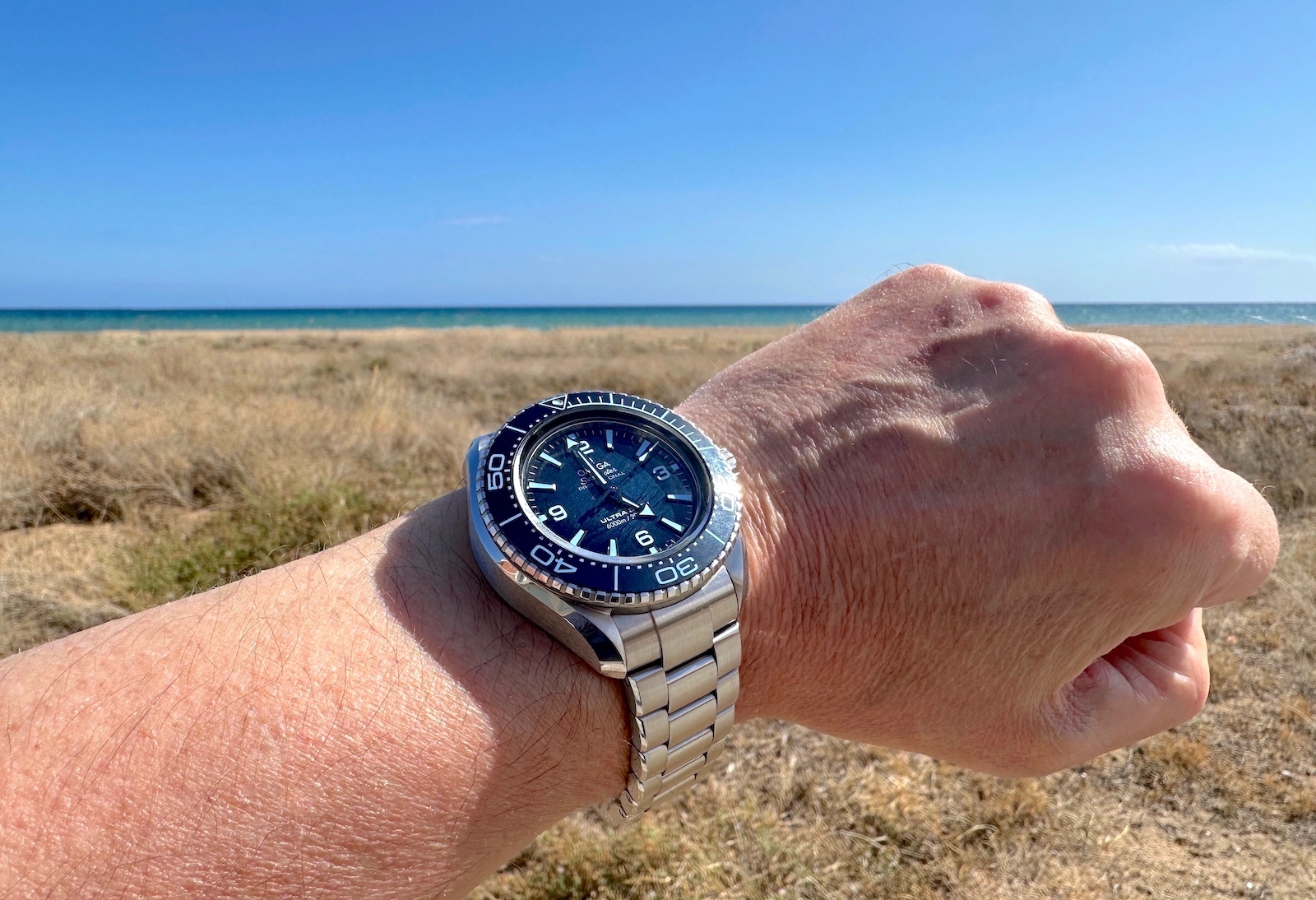 Omega Seamaster Summer Blue Ultra Deep - lifestyle 01