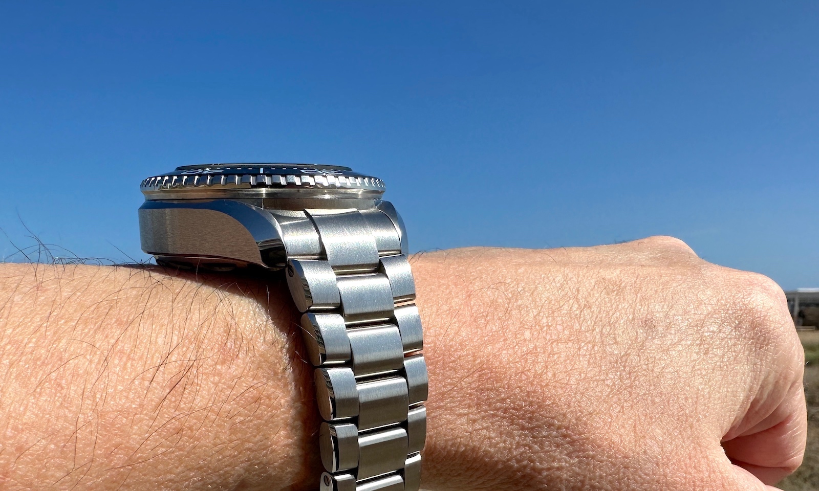 Omega Seamaster Summer Blue Ultra Deep - lifestyle 03