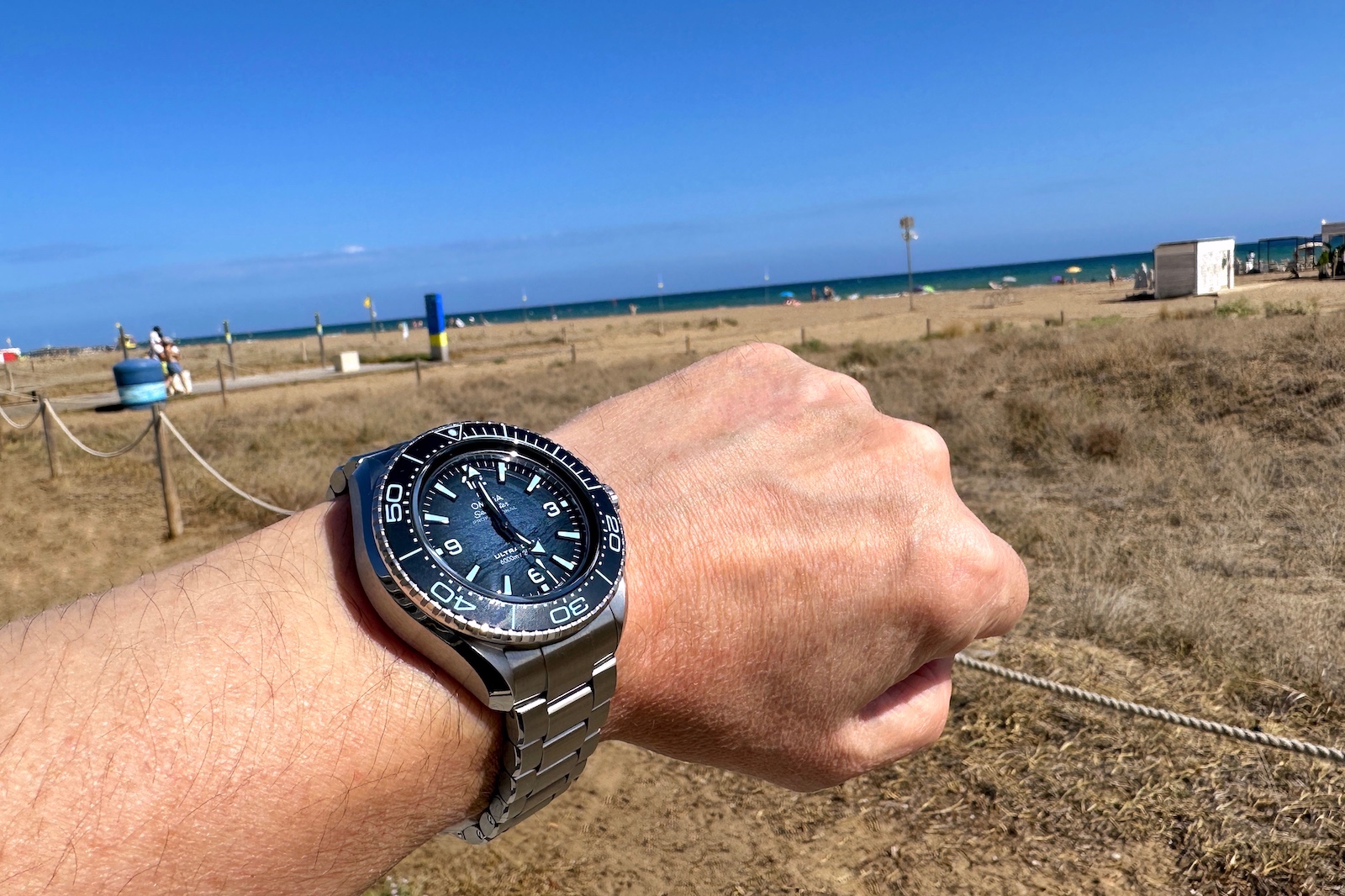 Omega Seamaster Summer Blue Ultra Deep - lifestyle 05b