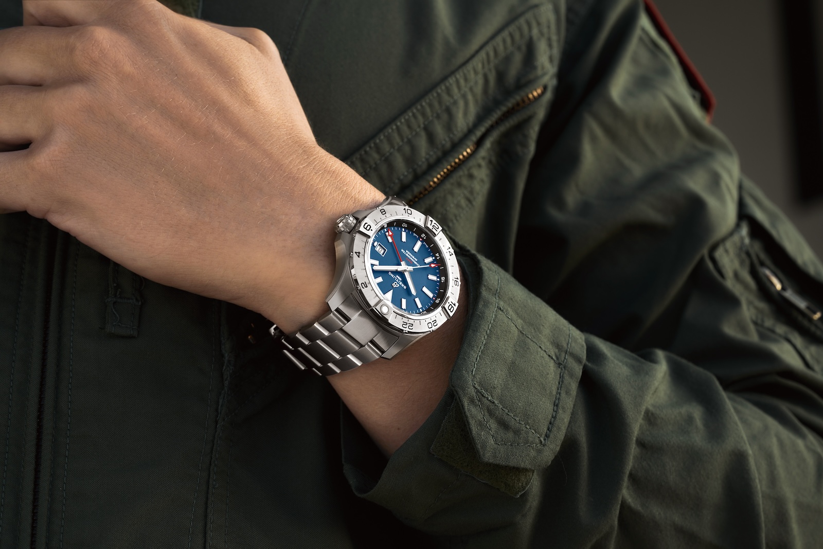 Breitling Avenger - Automatic GMT 44 lifestyle