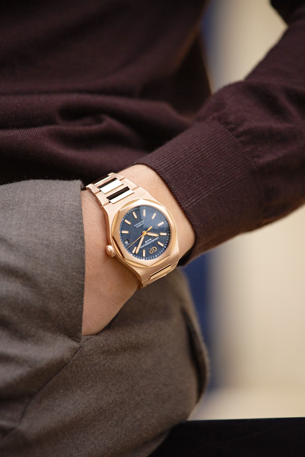 Girard-Perregaux Laureato Pink Gold - Lifestyle 2
