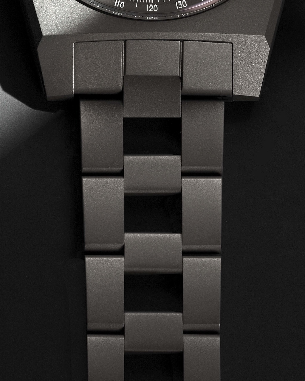 Zenit Chronomaster Revival Shadow detail bracelet
