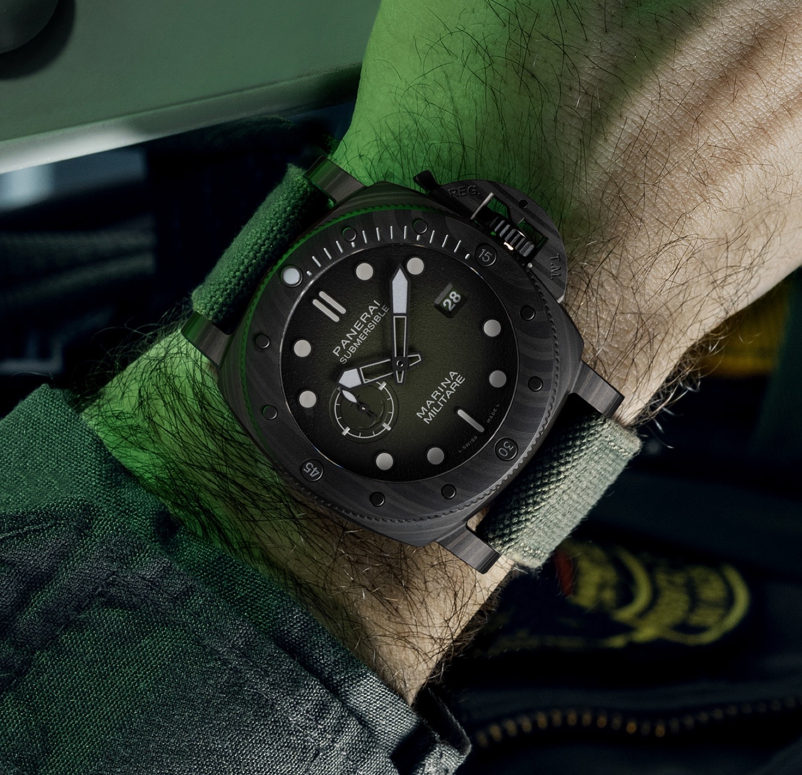 Panerai Submersible Marina Militare Carbotech PAM01698_05
