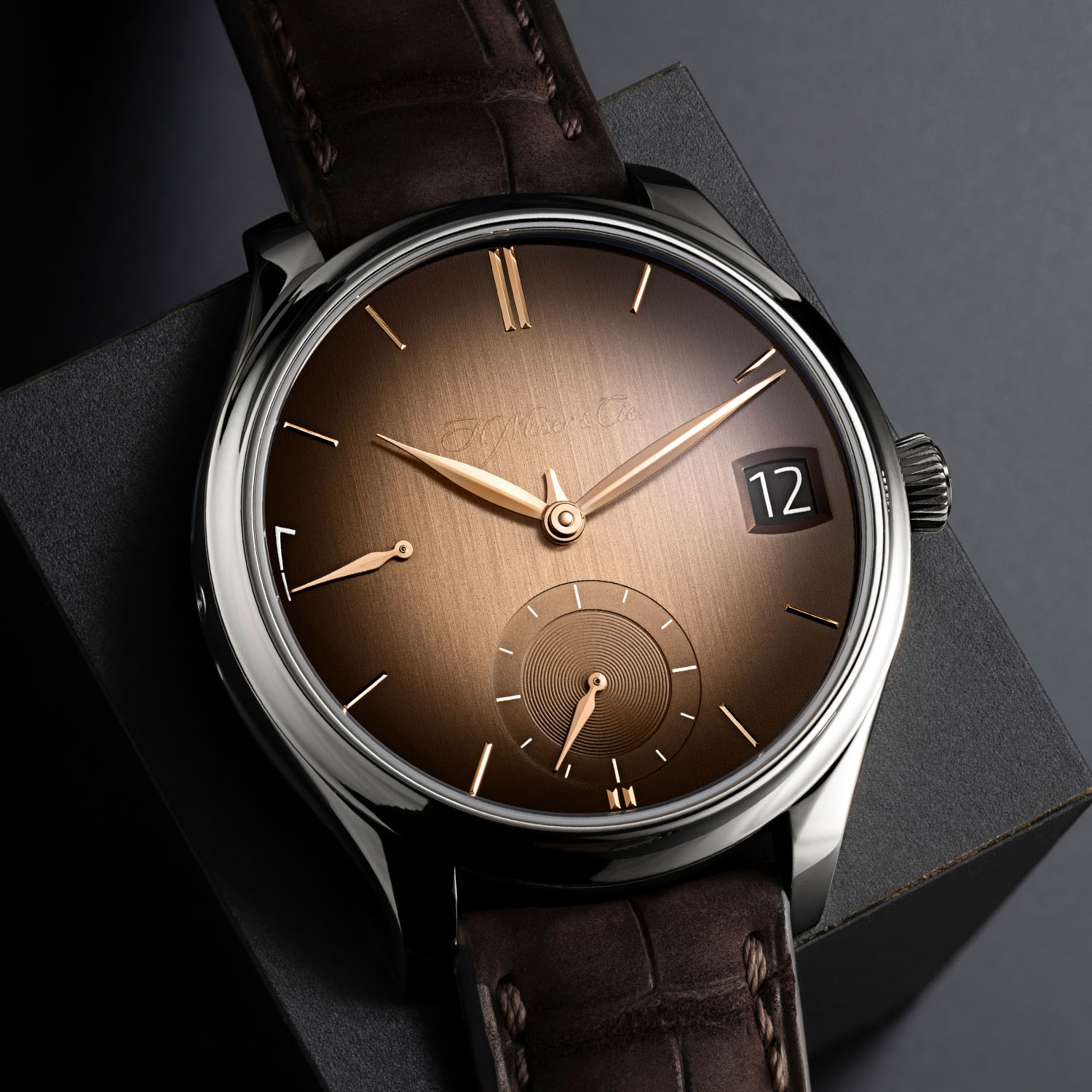 H. Moser & Cie. Endeavour Perpetual Calendar Smoked Salmon_03