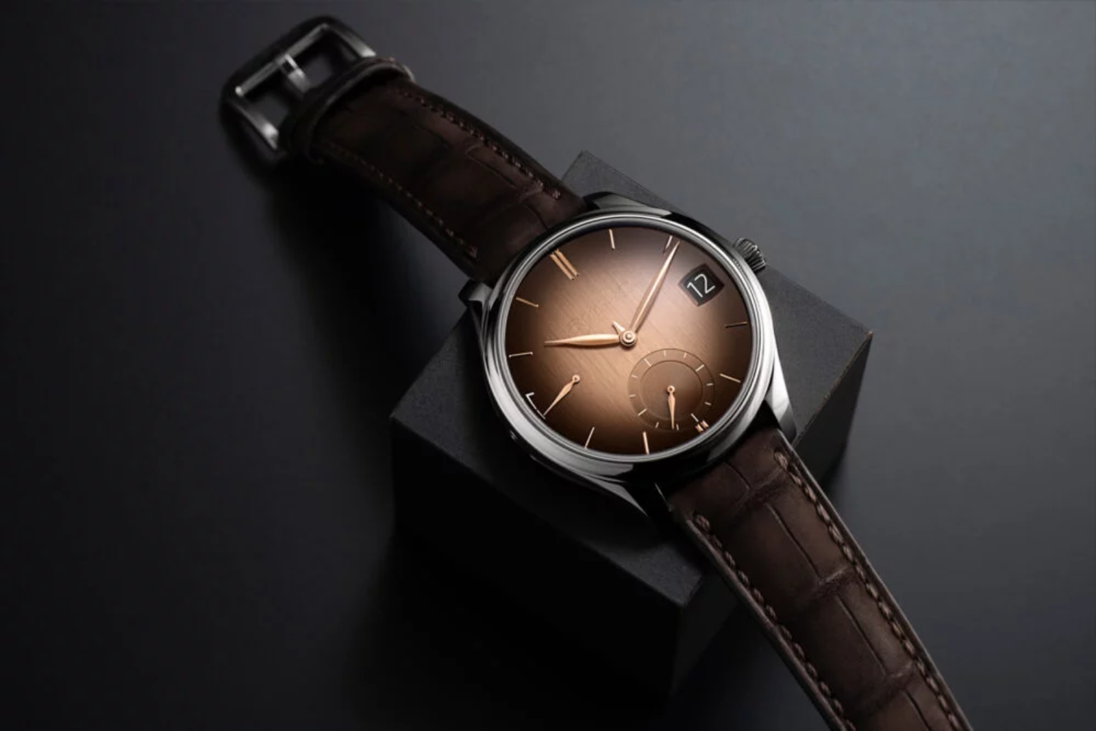 H. Moser & Cie. Endeavour Perpetual Calendar Smoked Salmon_07